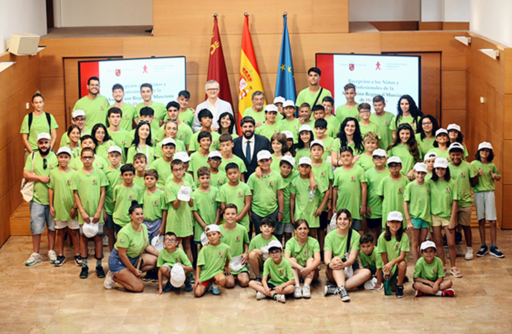López Miras recibe a los 57 niños afectados de hemofilia que participan en el campamento de Totana